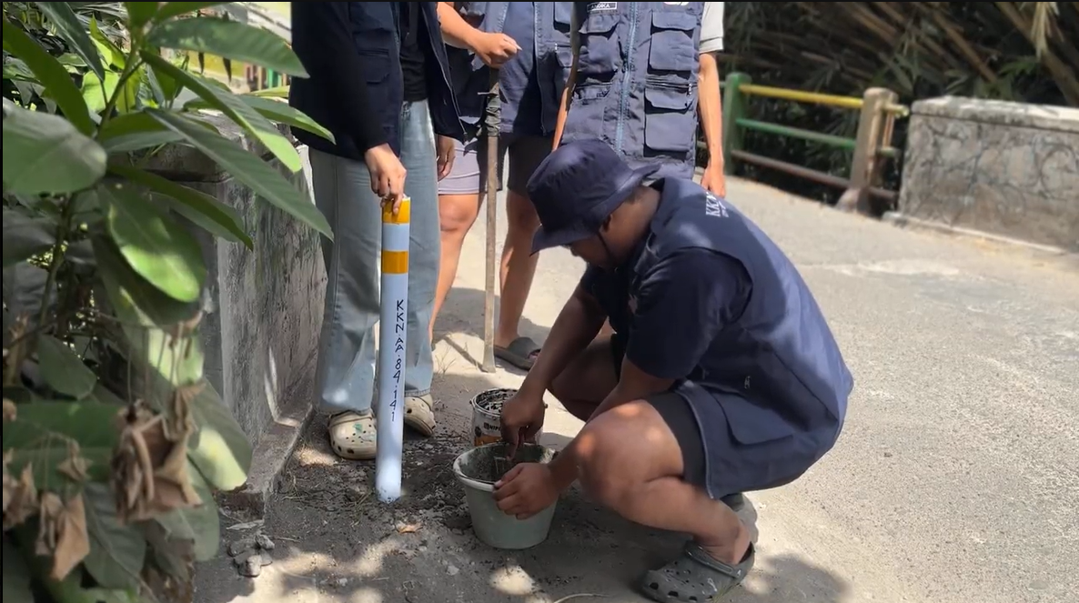 Program Benderang: Mahasiswa KKN UPNYK 84.141 Pasang Reflektor Jalan Demi Tingkatkan Keamanan Malam Hari