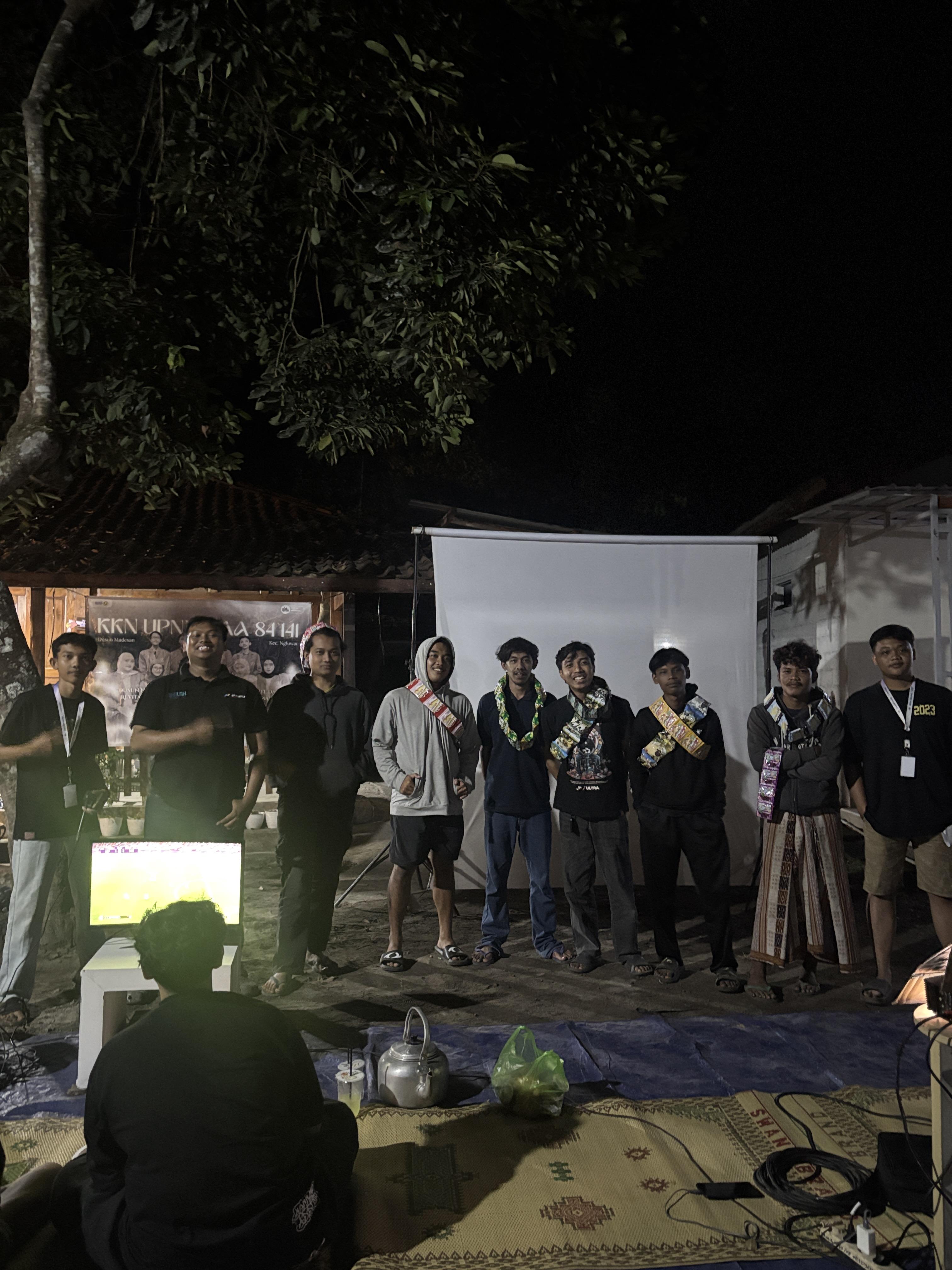 Meriah dan Penuh Kebersamaan, Pemuda PRIMMA dan KKN UPNYK Gelar Nonton Bareng Piala Dunia di Dusun Madesan
