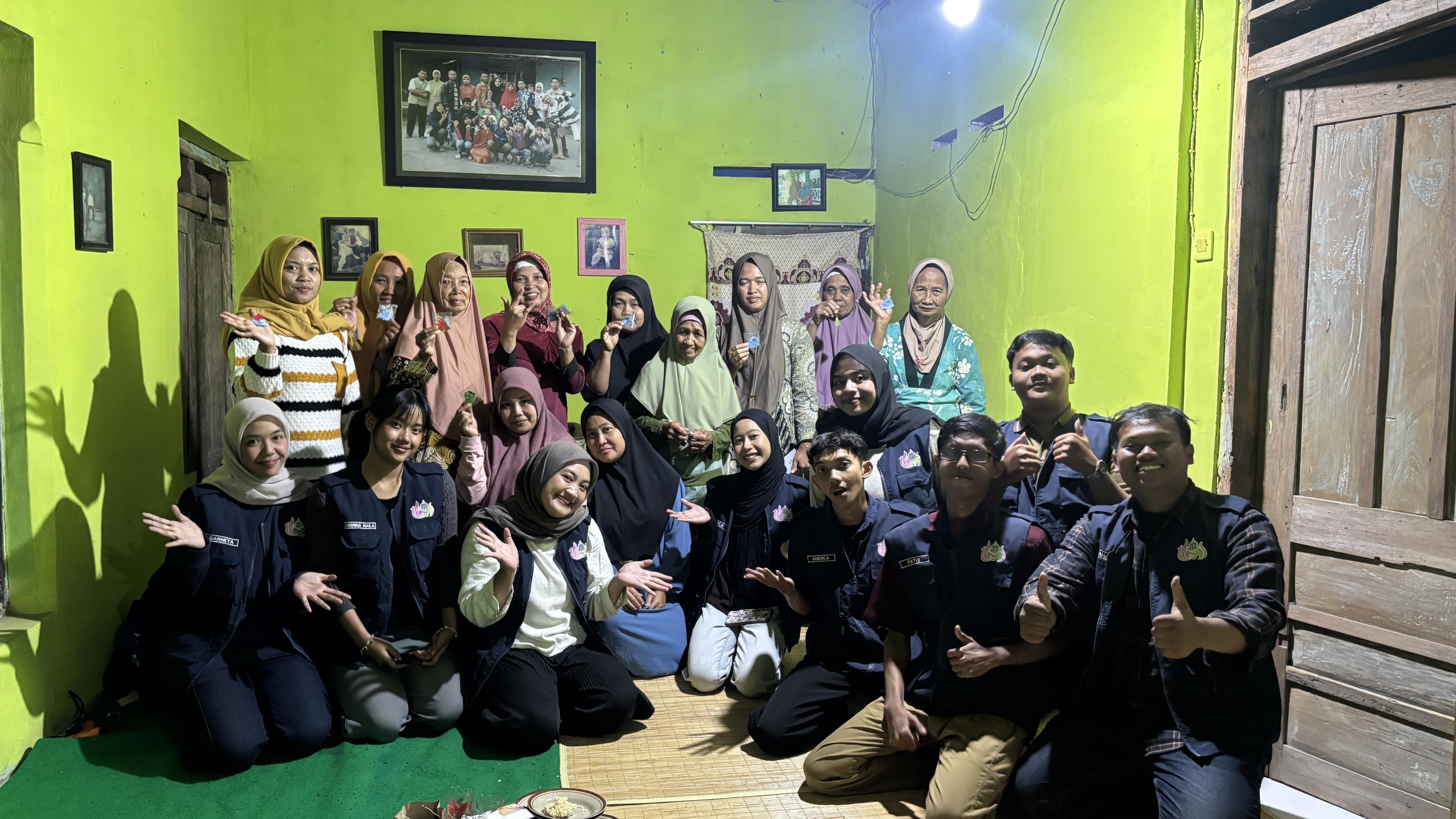 Ecocraft Keychain: Mahasiswa KKN UPNYK 84.141 Ajak Warga Sulap Tutup Botol Plastik Jadi Karya Kreatif
