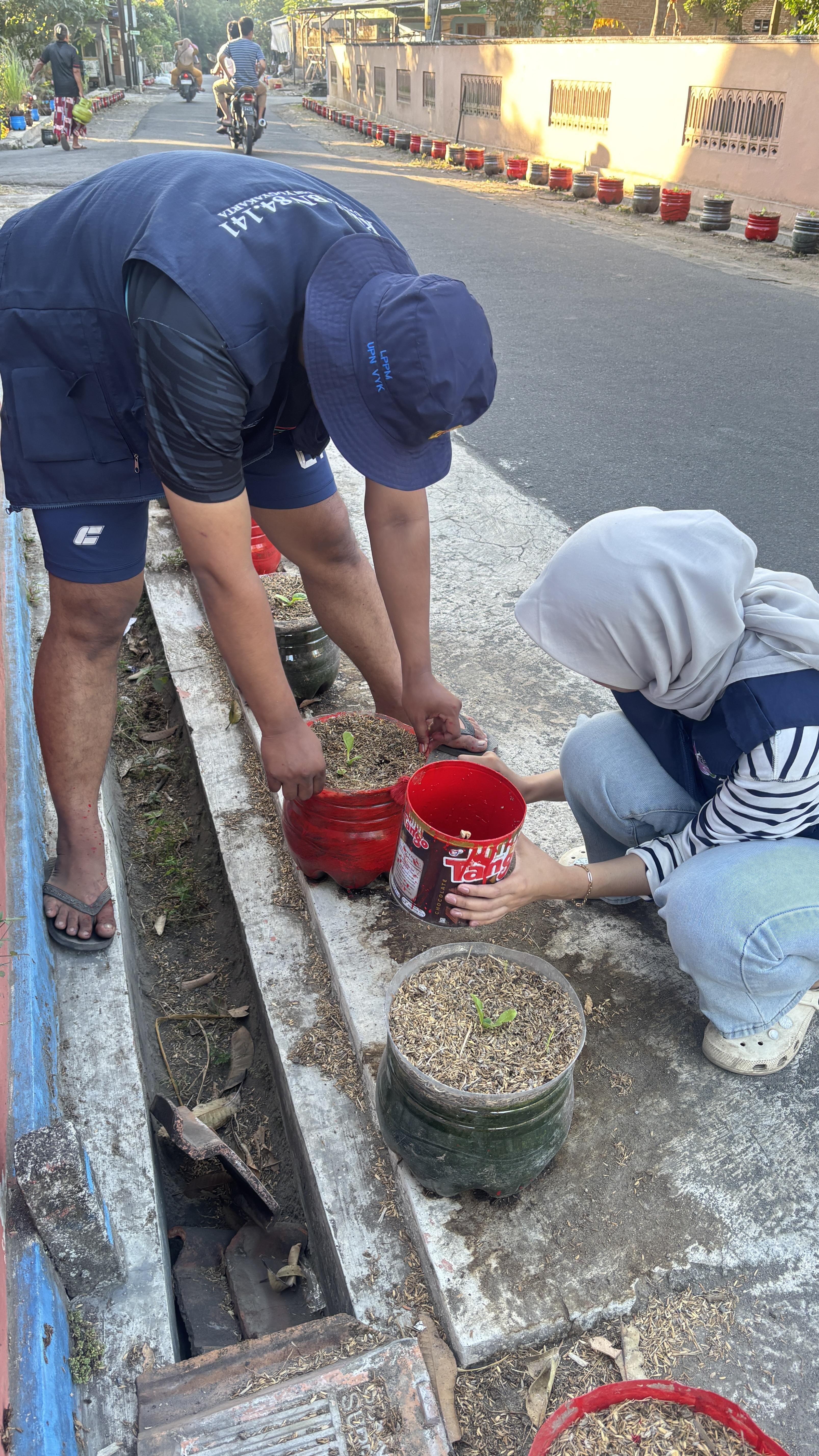Sambut HUT RI ke-81 dan Dukung Swasembada Pangan, Warga Madesan Hias Galon Bekas untuk Media Tanam Sayur